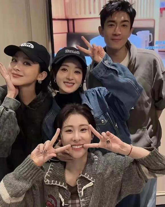 林更新凭借帅气外表与幽默性格在演艺圈站稳脚跟，赵丽颖从龙套一路拼搏成一线花旦。晚