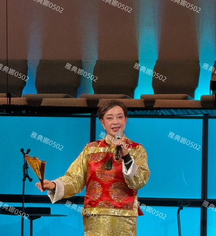 舞台上的刘晓庆特别有魅力，字正腔圆有板有眼，举手投足一看就是名角风范!
在74岁