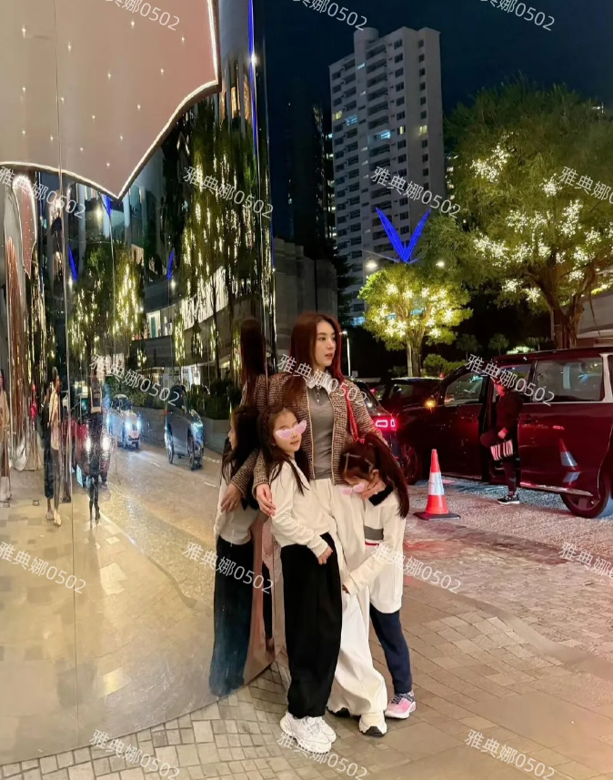 香港太古广场遇到郭富城的老婆方媛带着两个女儿。
方媛本人虽然个子不高，但皮肤白长