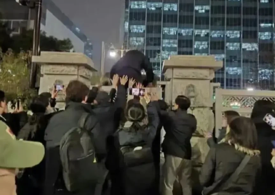 2024年12月3日夜，韩国总统尹锡悦突发戒严令，最大在野党共同民主党对此早有防