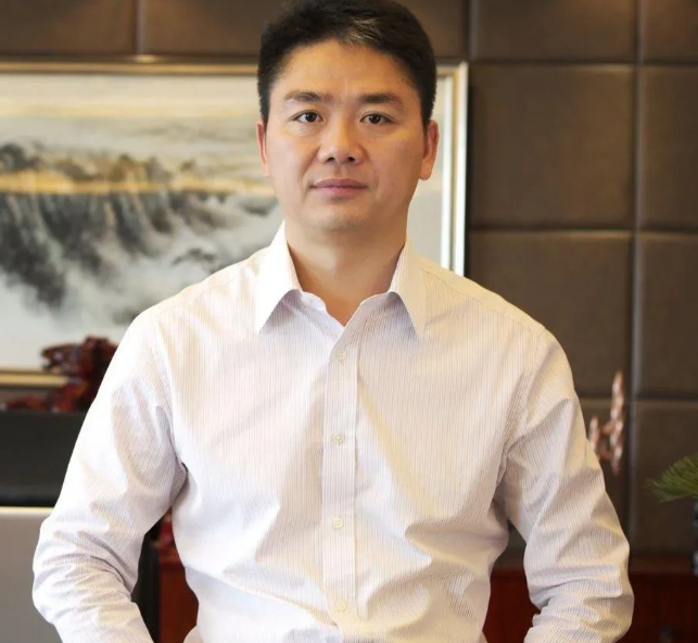 一次，主持人问刘强东:“听说你最早创业的目的是为了找女朋友，是吗？”刘强东尴尬地