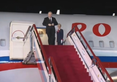 这红毯铺的够大的，而且80后也很重视，亲自来接机，韩国和日本这几天要吓得睡不好觉