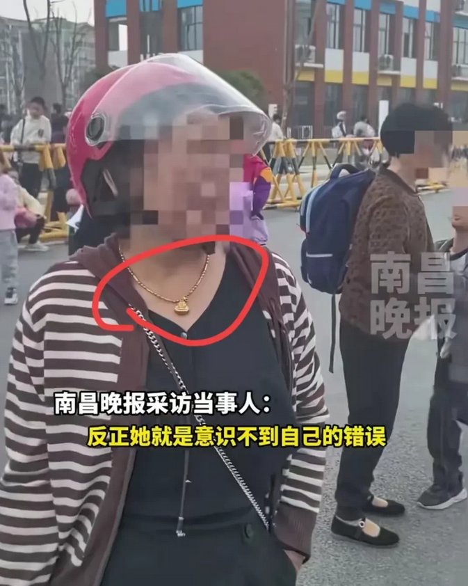 奶奶把孙子脚上的金吊坠拿去打成项链自己戴，结果被儿媳妇告到派出所，告孩子奶奶盗窃