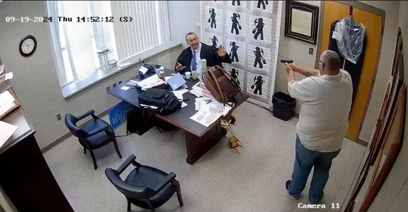 美国警长行刑式连开8枪击毙好友法官