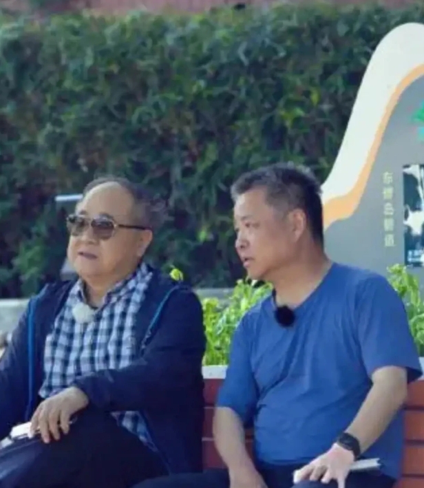 莫言不批评过去的旧社会，也不批评解放前的历史，更不批评改革开放后的四十年，而是专