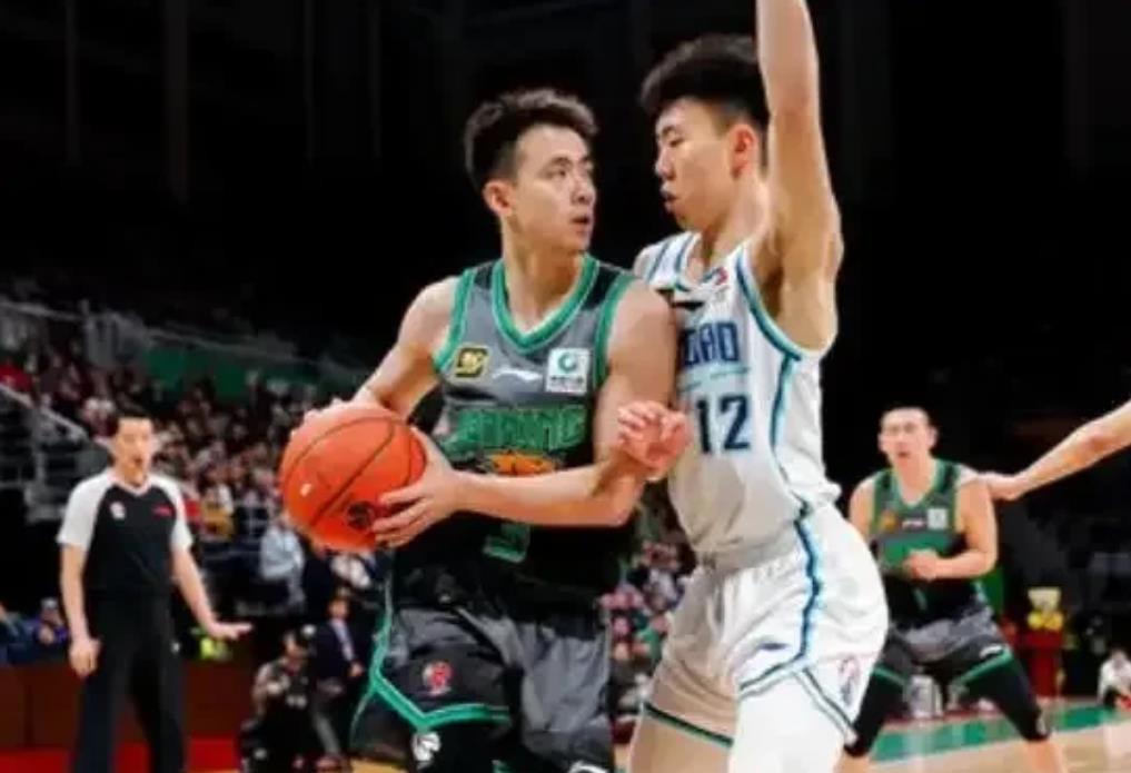 虽然辽宁男篮23分狂胜青岛，但这3位球星可不可笑？

一，赵继伟
明明是26岁，