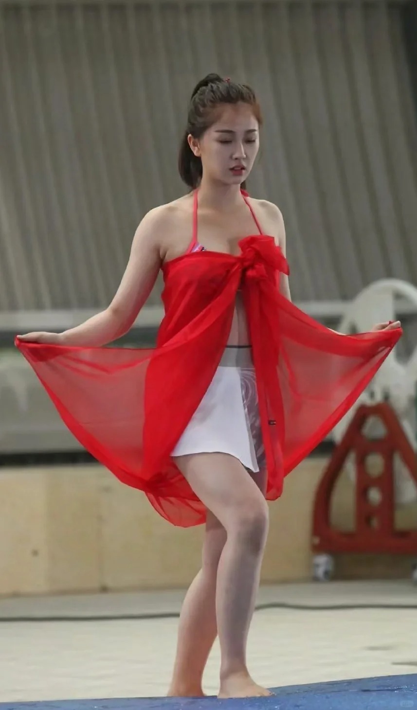 终于知道虞书欣哪里不对了…
欣欣子没有脚脖子！难怪看起来像王者里的蔡文姬，我有个