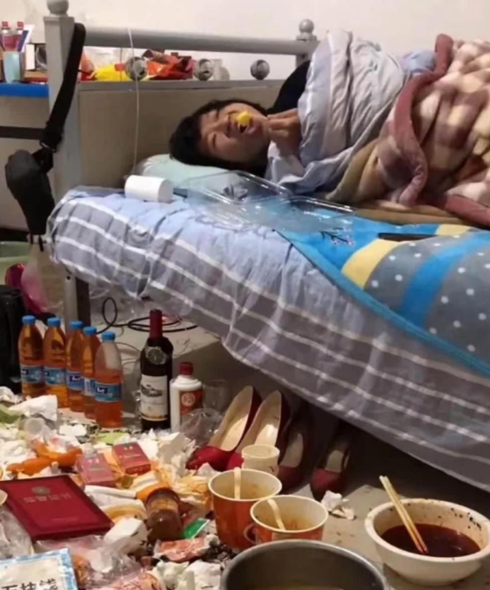 天哪，这世上怎么会有这么邋遢的人？也不知道以后哪位神仙姐姐能解救他.......