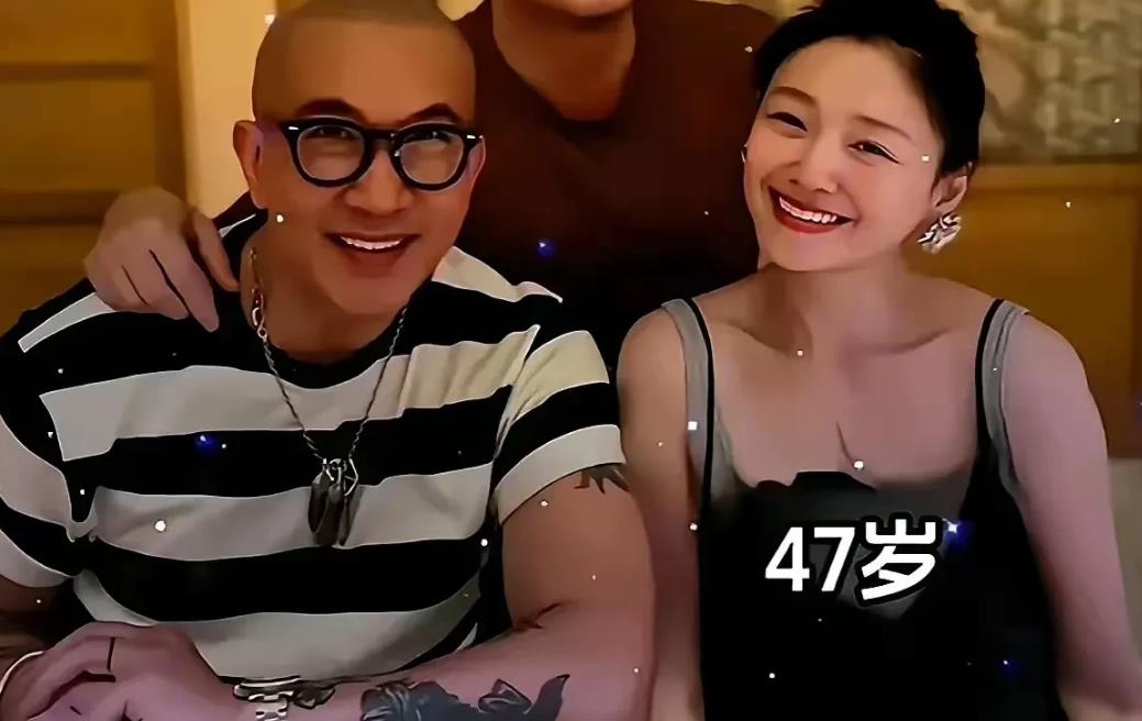 网传汪小菲包机接回两个孩子和小S还有大S的骨灰盒。

大S如果有灵魂的话肯定会特