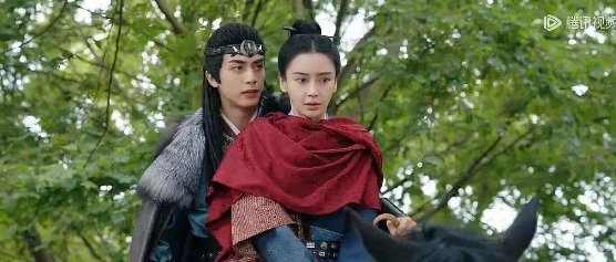 Angelababy和宋威龙都是脸小显得嘴大

在娱乐圈的颜值较量中，Angel
