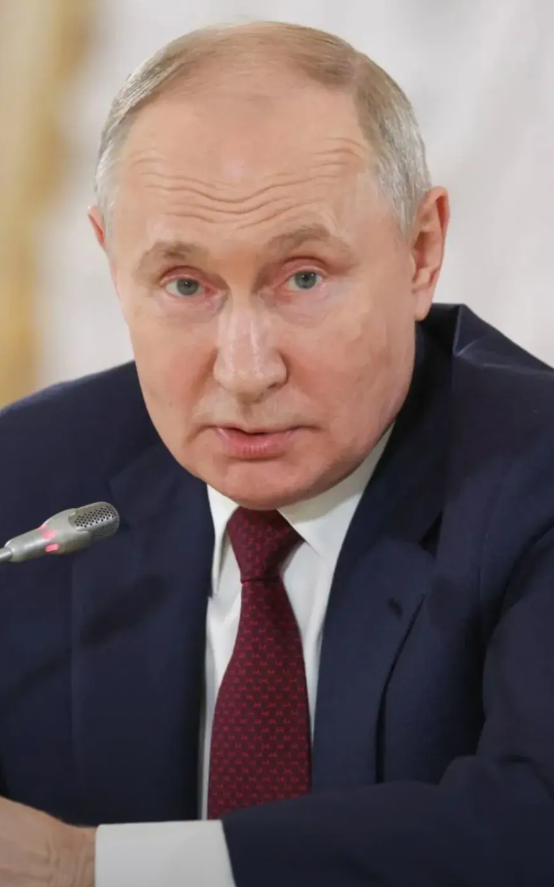 现在乌克兰和俄罗斯的做法完全不一样，俄罗斯在忙着在乌克兰继续推进，而乌克兰在急着