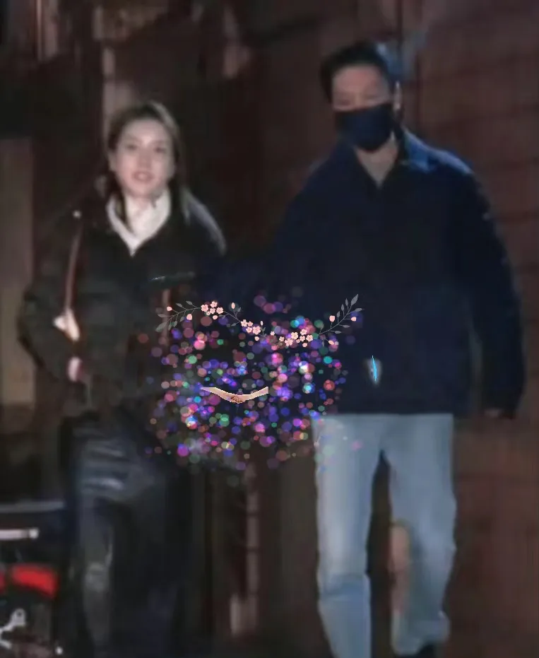 12月2日，八卦媒体再次敏锐捕捉到冯绍峰与新女友的温馨画面。二人手牵着手悠然漫步