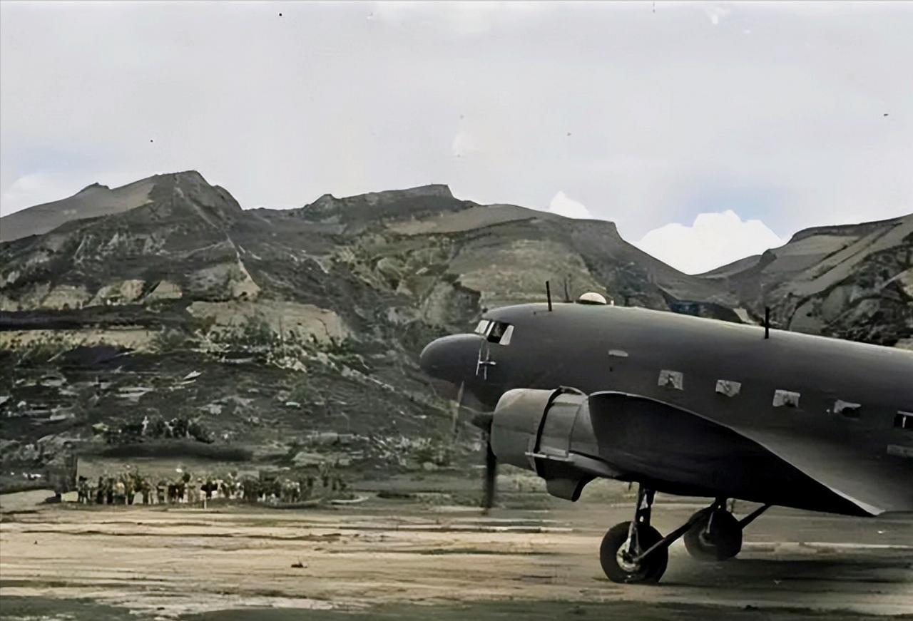 1945年，延安的美军观察组，注意到机场上一直停着一架飞机，便问八路军：“这飞机