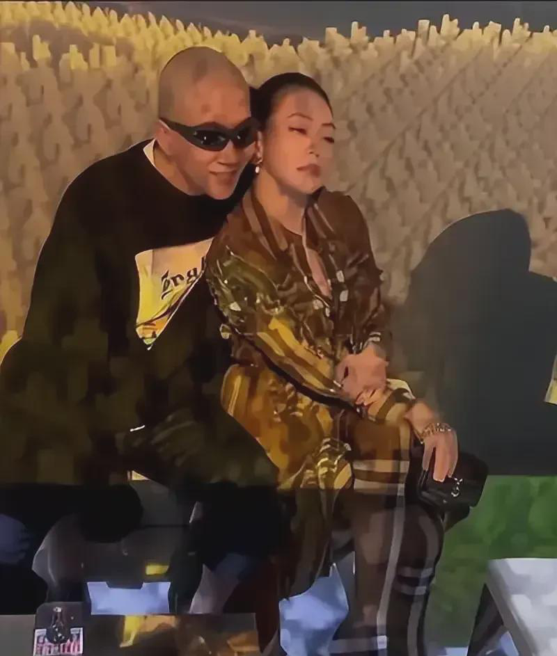 小S其实很怕她姐姐从原生家庭脱离出去。她怕，真的怕，像个孩子，紧紧抓住姐姐的衣角