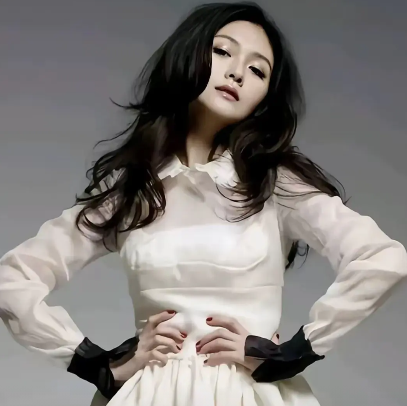 S姐派助理去汪小菲家北京取回自己的鞋子
衣服，包包，饰品，这有啥稀奇的

汪小菲