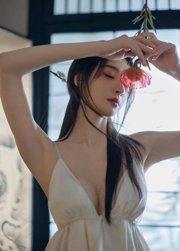 隆妮，好绝的身材