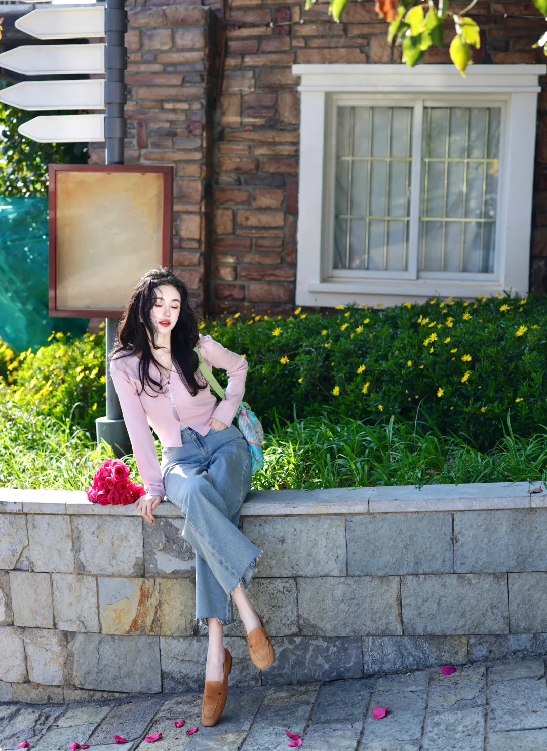 “缠住吻住春风吹住我吗” 💓
洒落一地的花瓣
春风也有了形状🌬️
针织👚牛