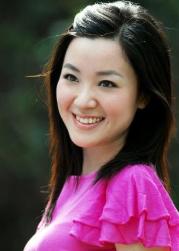 她是央视红人，嫁英国人退出中国籍！