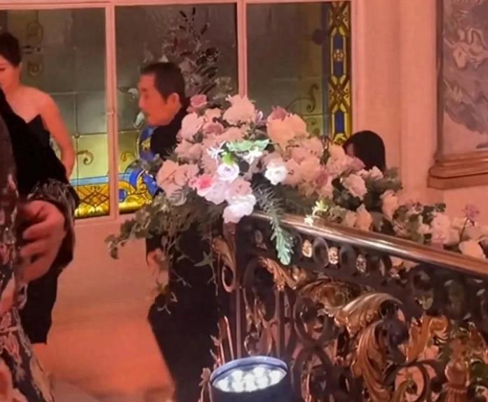 张艺谋带老婆参加名媛舞会，43岁陈婷美出圈。
 
男人就应该找一个像陈婷这样的老