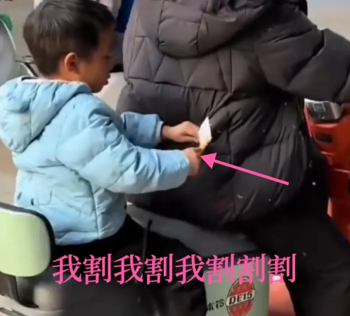 近日，广东一男子骑行回家时停在了红绿灯路口，突然看见一位妈妈小电动车后座上的男孩