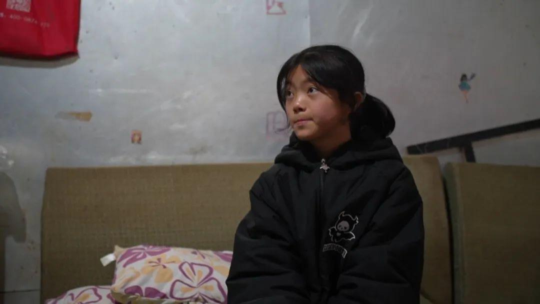 爸爸离开妈妈病逝，13岁女孩被外公外婆接去照顾，一想起妈妈就哭