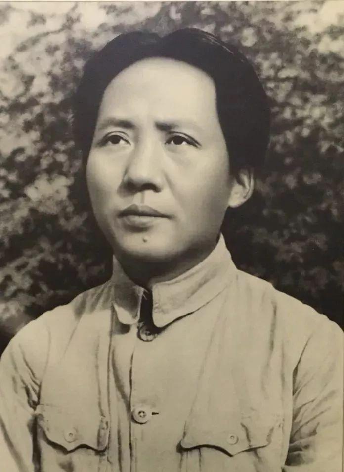 1976年9月9日，毛主席逝世，整个世界为之颤动。世界各国均出现了很罕见的现象，