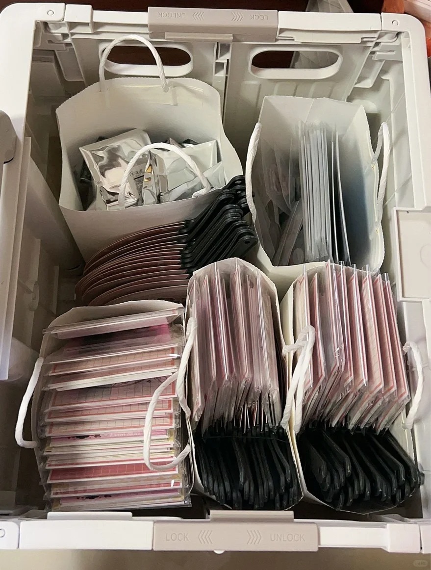 萤火虫场内求拖鞋
啊啊啊啊啊啊腿废了，
场内有没有人有一次性拖鞋（可有偿）