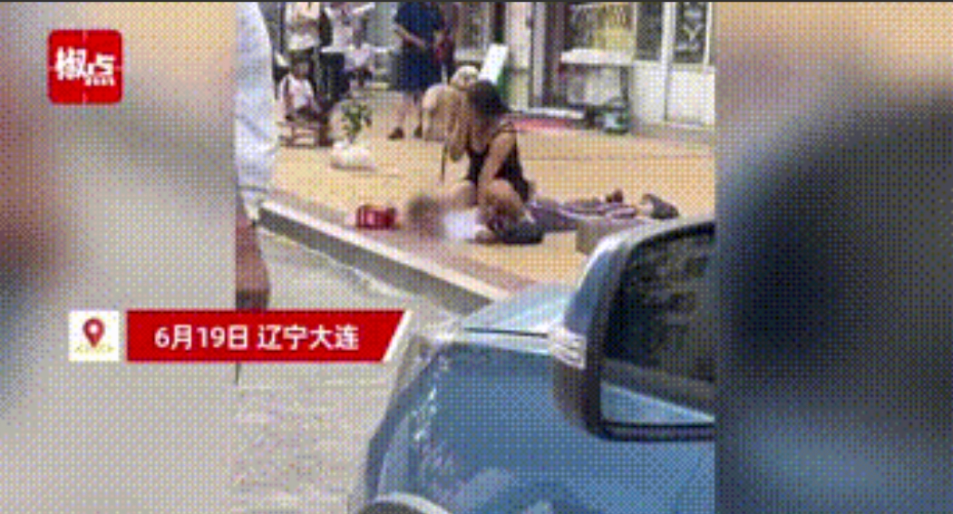 “太厉害了！”辽宁大连，一男子到按摩店骚扰老板娘后，欲逃离现场。老板娘见状，追上