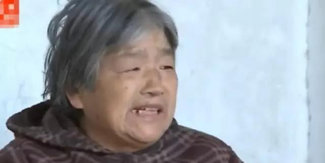 大儿子蔡先生从小在家中就没有感受到母爱的温暖，他总是被母亲王翠花忽视和责罚。母亲