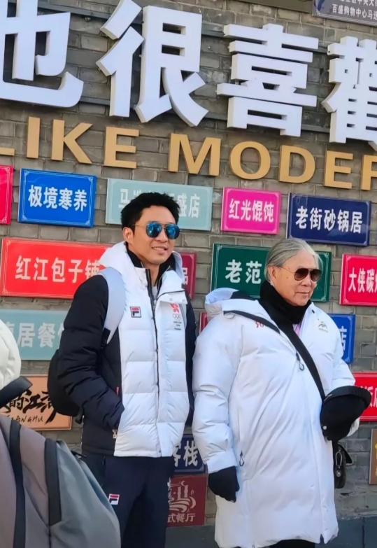 阳光帅气的霍启山与父亲霍震霆同框，虽然霍老爷子年届八十，但腰板依旧挺拔，衣品依旧