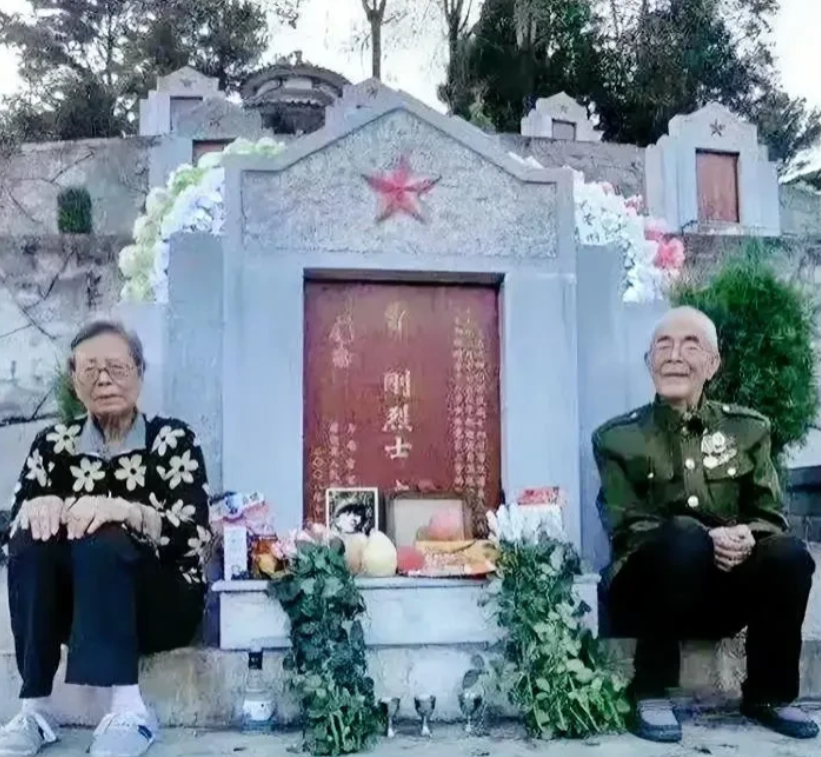 2022年，曹启东和妻子从四川出发，千里跋涉前往云南的烈士陵园。那一刻，他们不再