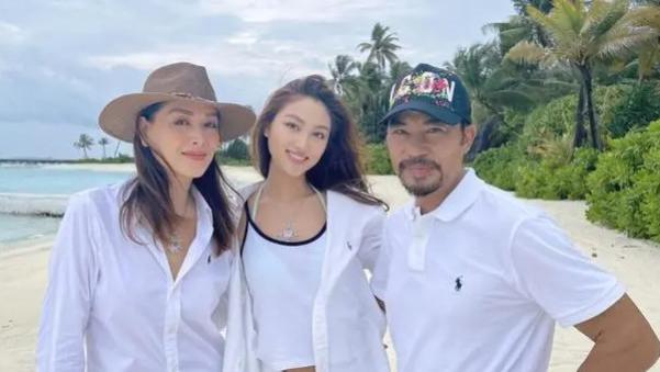 任达华女儿是我见过最美的星二代，才19岁身高1米8，五官像爸超模身材太像妈