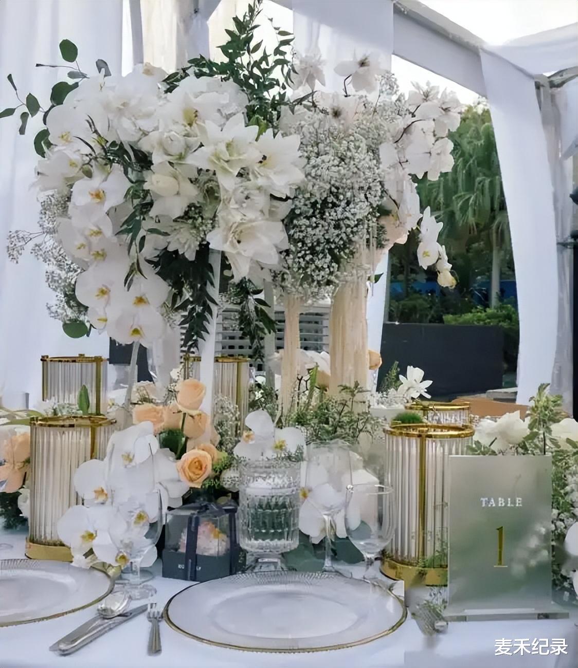 陈乔恩婚礼现场：伴娘团很热闹，白色鲜花温馨雅致，细节透露浪漫（陈乔恩和谁在一块了）-第8张图片-九妖电影