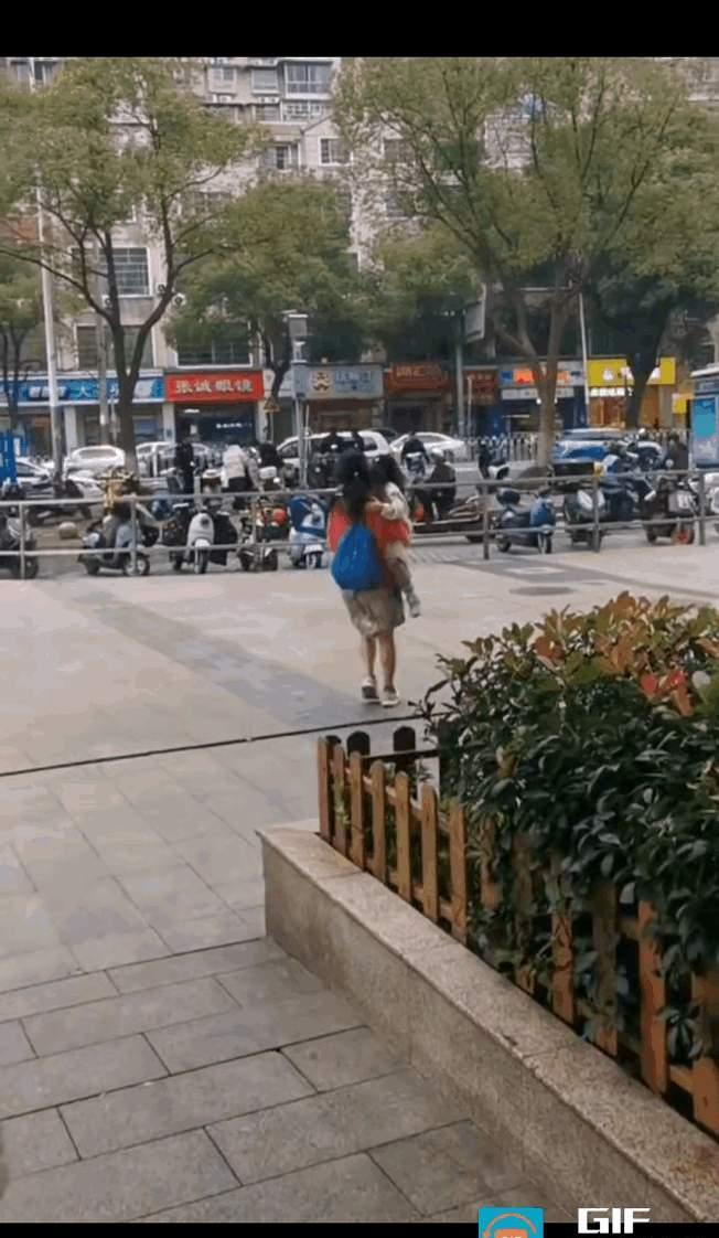 一家三口作为首批遣返人员回国，仍穿着夏装坐在肯德基里。
有些人啊，真把自己当根葱