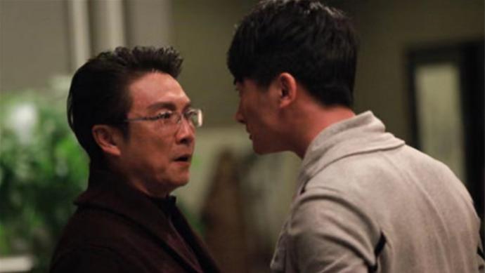 75岁大爷有三套房产，200万存款，每月8000退休金，四个子女都躲得远远的，大儿子苦笑：不敢孝顺