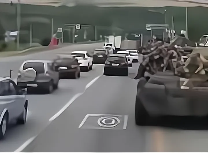 英勇善战，多次打退了乌军进攻的俄军正在向前开进保卫库尔斯克。请注意，他们的行军方