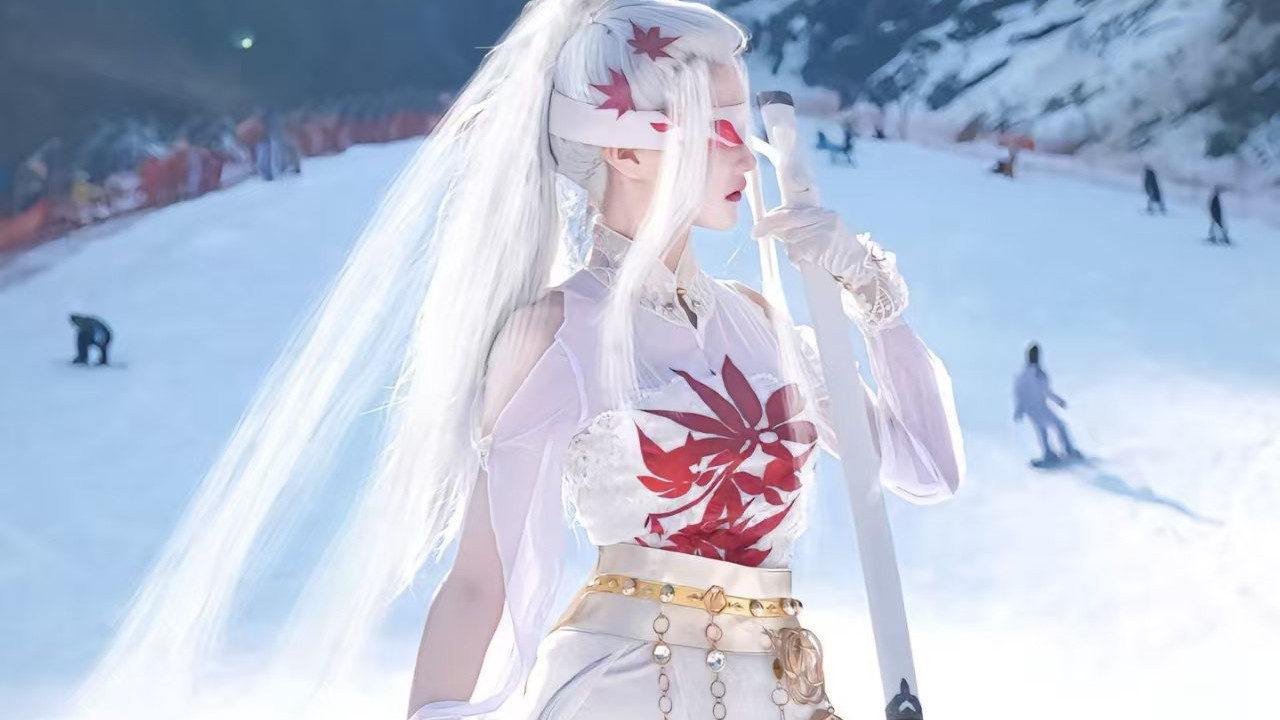 雪地，滑雪场里cos宁红叶的蒙眼高挑美女