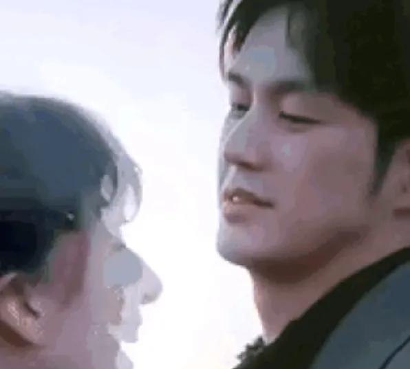 一开始我以为是俩男的对视呢，
结果发现左边的是董力的外国媳妇阿诺。
这侧颜看着属