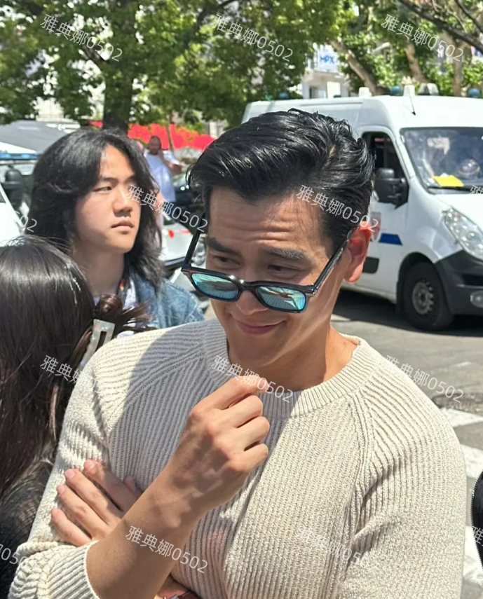 天啊，彭于晏怎么老成这样了！
戛纳偶遇他，本人又黑又壮，满脸皱纹苍老了很多，没有