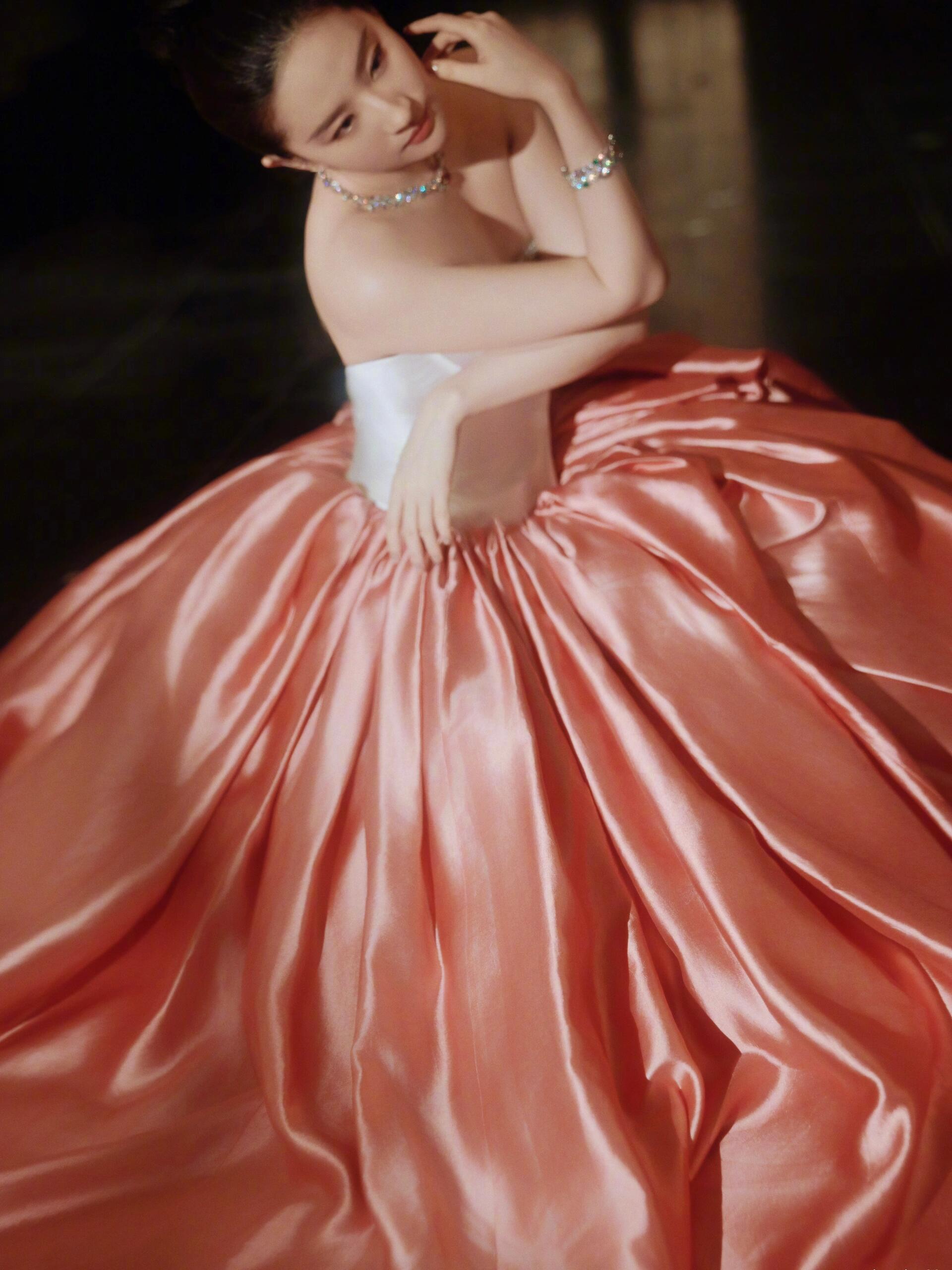 刘亦菲像是优雅的公主