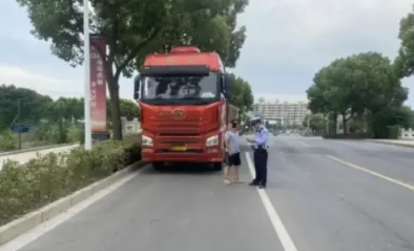 2019年陕西，一大货车被交警拦下，被查出行驶证是伪造的，结果司机被拘留15天，