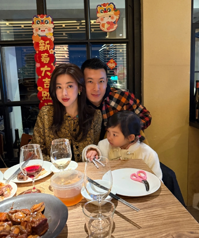 她原本是不婚主义、女海王，本想恣意享受大好人生，却也没躲过意外怀孕，火速结婚生娃