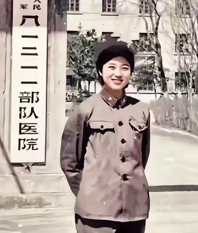 1986年军装特色：军官肩章无军衔标志，统一式样；士兵帽徽变圆形，领章增星。所述