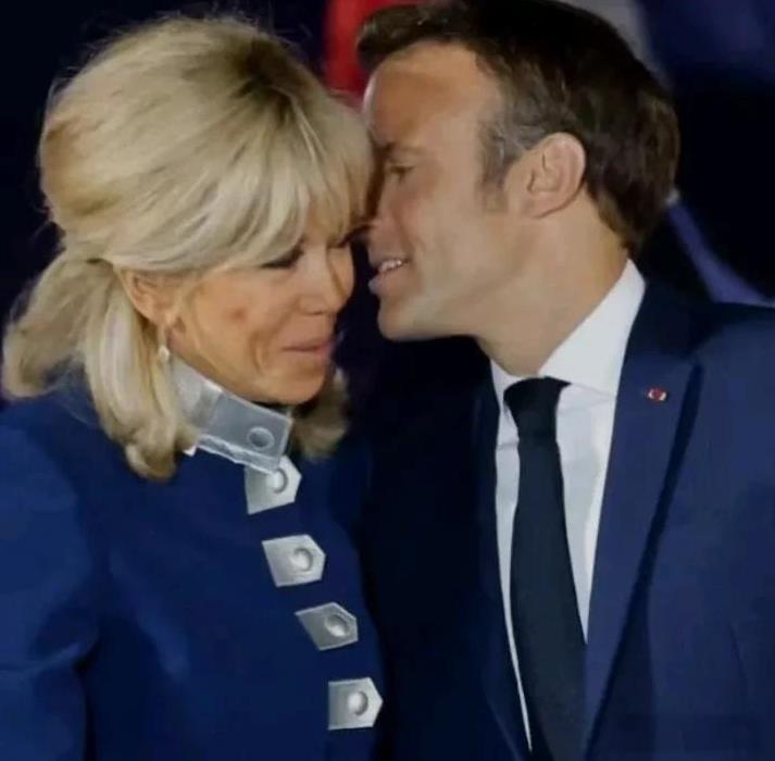 法国总统马克龙对妻子布里吉特的深情，着实令人动容。布里吉特已七十多岁高龄，她与前