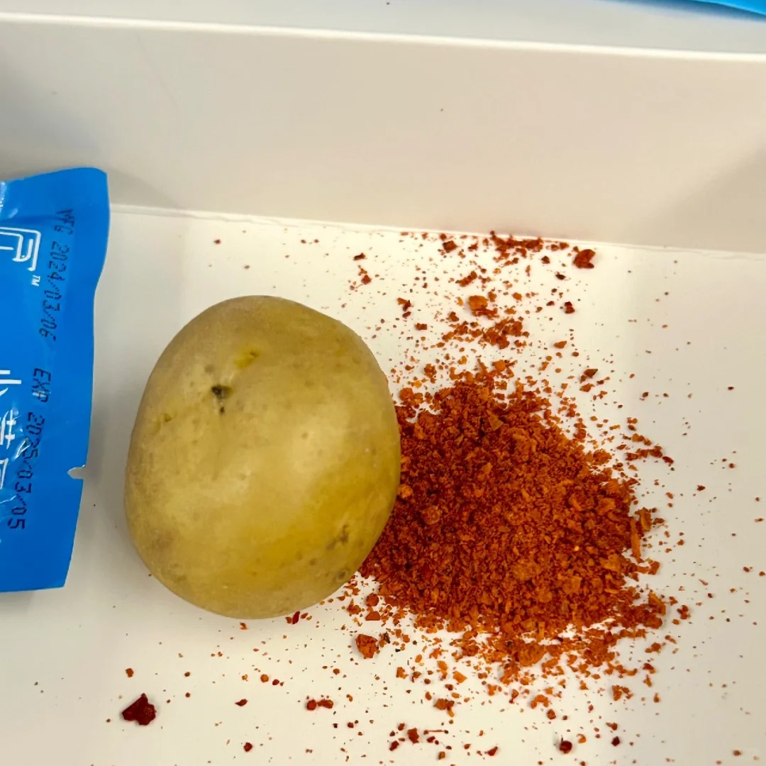 我们川航的小零食越来越抽象了
每次看到空姐挎个小竹篮 一人一夹 大家用手捧着接就