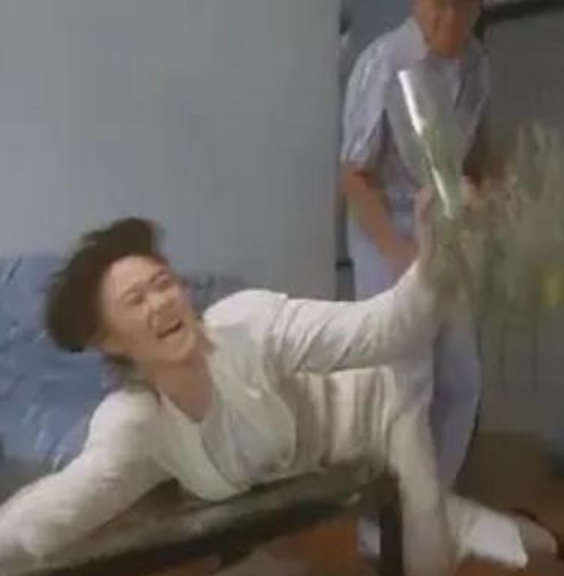 1987年，利智在拍摄时，被周润发一脚踹进玻璃渣里，后来在杀青宴上，周润发又悄悄