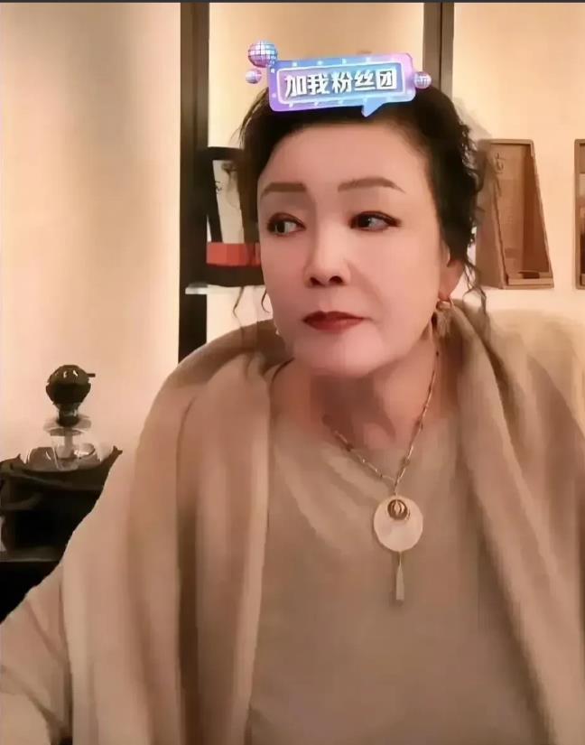张兰今天直播状况百出，关键是汪小菲发火了！原来张兰带着员工去汪小菲新家吃饭，还想