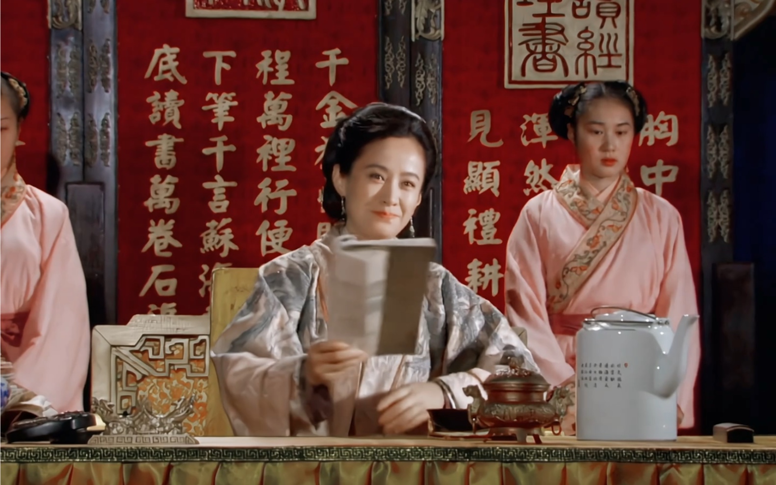 一次，马皇后斜坐在大殿龙椅上，朱元璋看见后，厉声喝道：谁让你坐在这？天底下，只有