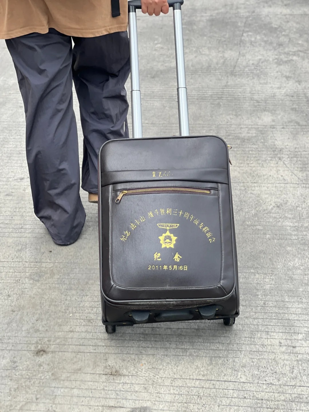 我妹拉着我爸的行李箱回学校了
今天拍的照  现在才认真看照片
发现是2011年的