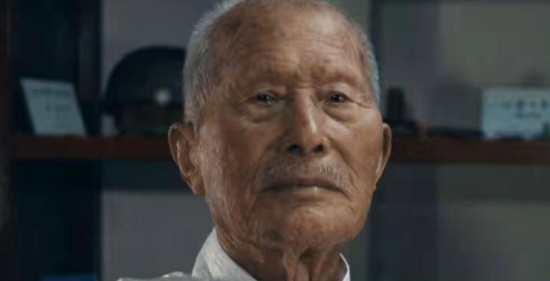 1938年8月，南口战役中，眼看日寇就要冲杀过来，重机枪手贾善明突然拉过身边牺牲